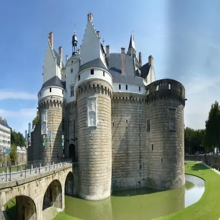 House L'antichambre De La Duchesse